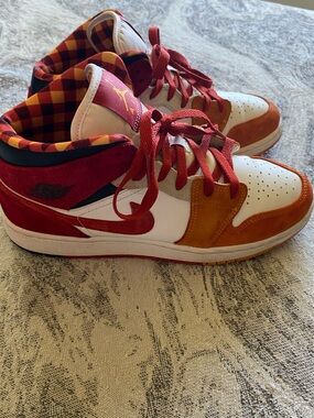 Jordan Low Top Sneakers in Red, Orange, White